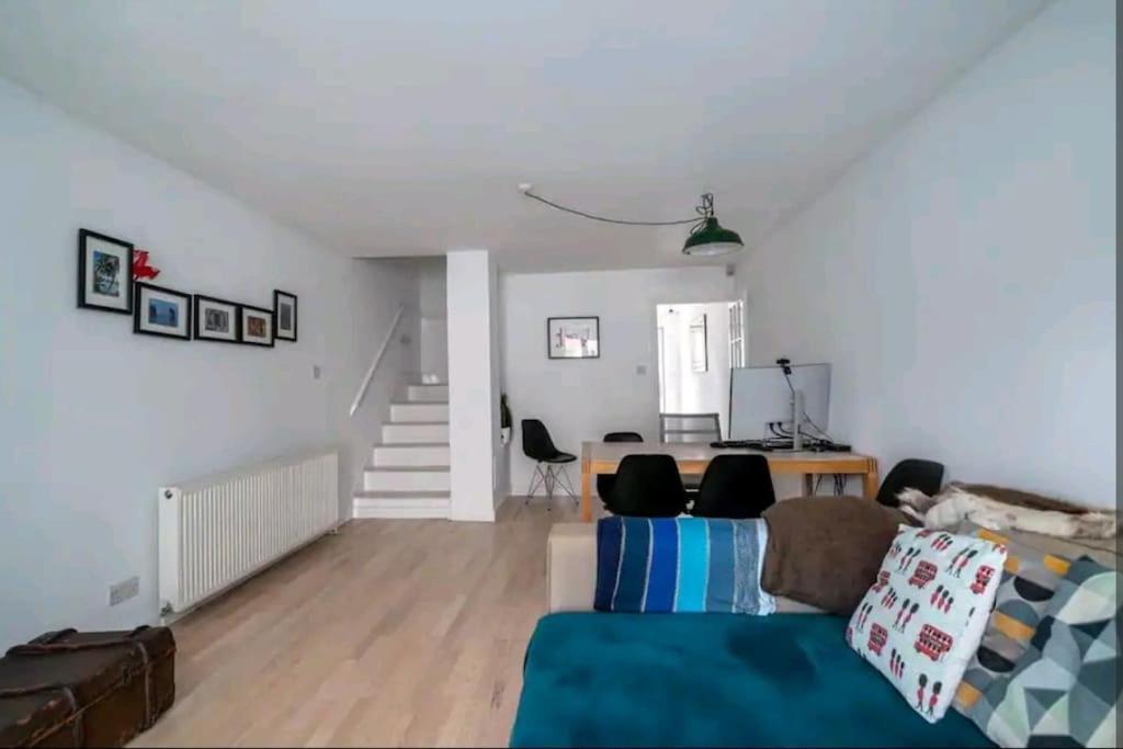 Holiday home 2 Bedroom Canal View, Near Kings Cross & Camden *